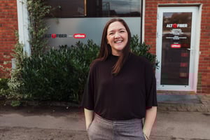 stemningsbilde - altifiber-tina utenfor altifiber kontoret